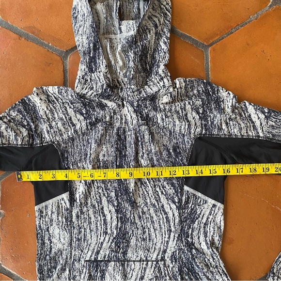 Lululemon Runbeam Hoodie black white long sleeve top Running Texture Twist 4/6 - Picture 11 of 11